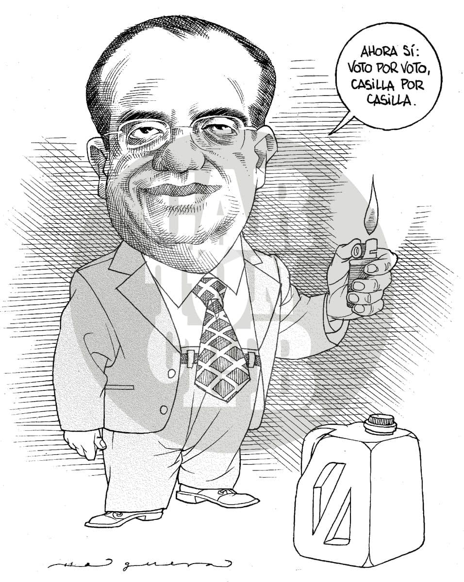 Un hombre enciende un encendedor junto a un bidón mientras repite la frase 'voto por voto, casilla por casilla', sugiriendo la quema de boletas en lugar de su revisión.
