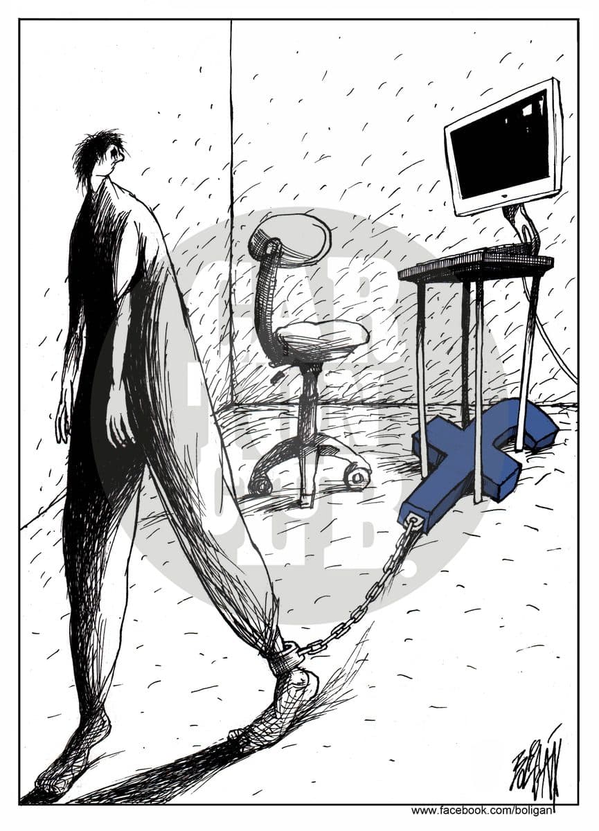 Un hombre camina encadenado por el tobillo a un objeto junto a una silla y una computadora, aludiendo a la dependencia de la tecnología.