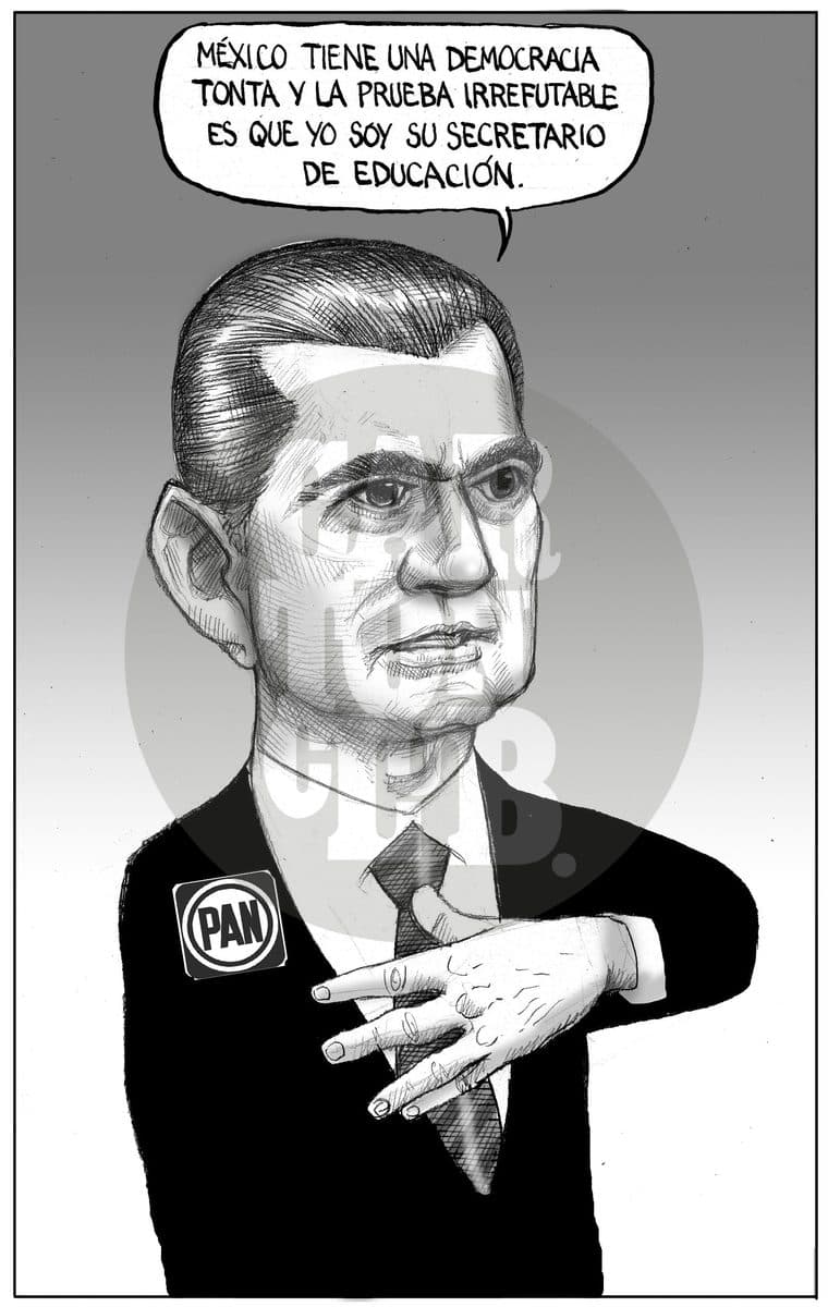 Un funcionario con distintivo del PAN afirma, con ironía involuntaria, que la prueba de que México tiene una democracia tonta es que él mismo sea el secretario de Educación.