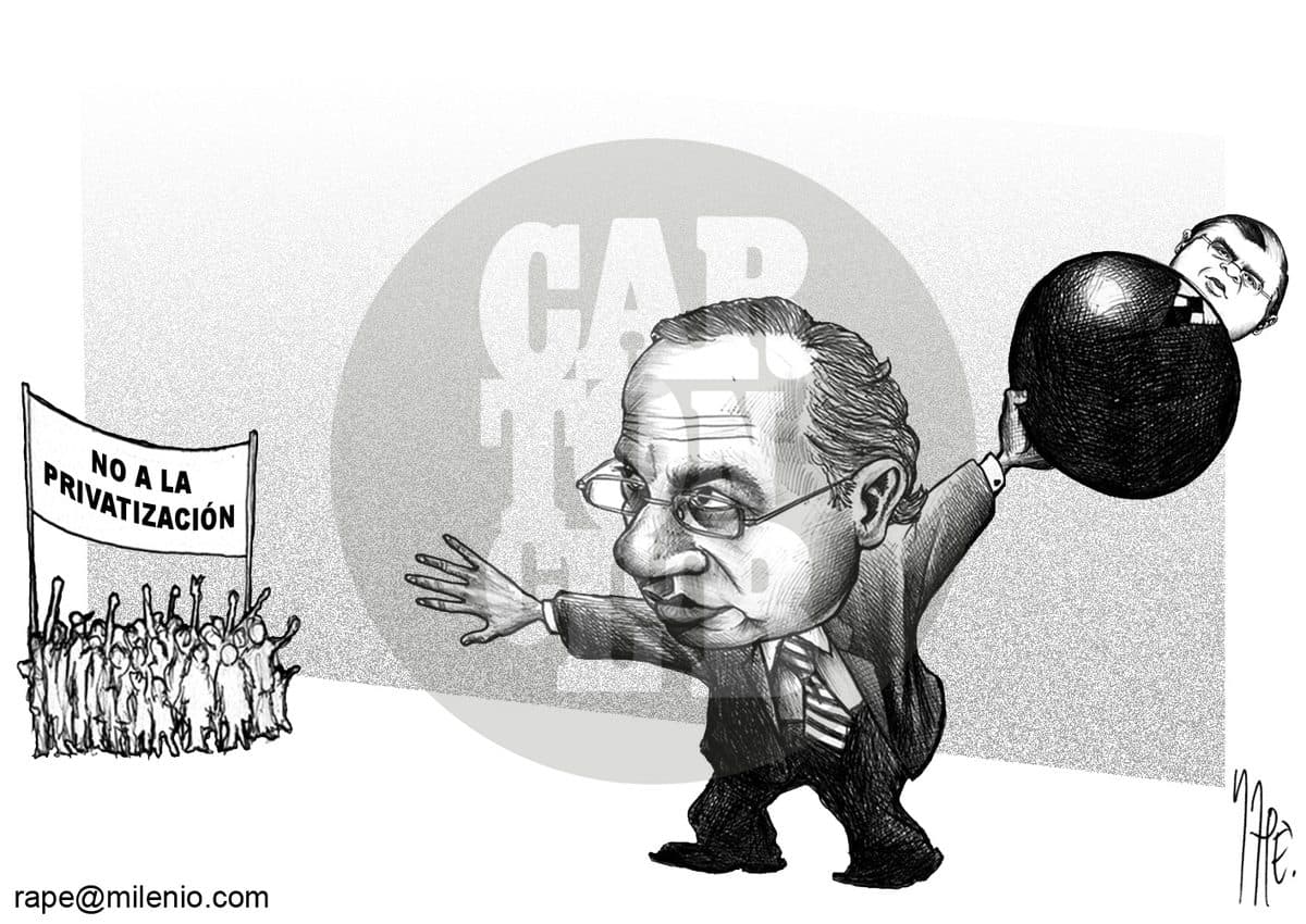 Un hombre lanza una bola de boliche con el rostro de otra persona hacia un grupo que sostiene una manta en contra de la privatización.