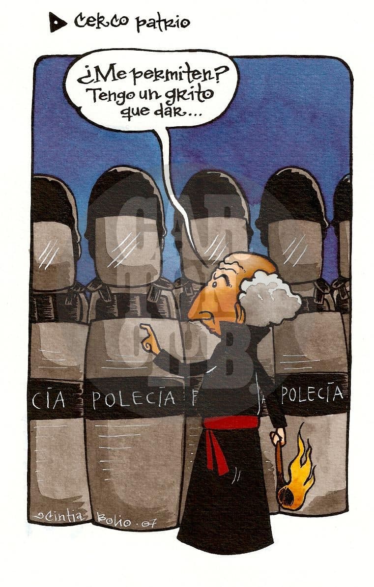 Un personaje religioso se enfrenta a una fila de policías antimotines cuyos escudos dicen 'Polecía', mientras pide permiso para dar un grito.