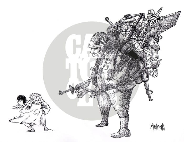 Un soldado fuertemente armado y equipado se aproxima a un niño asustado con la cabeza cubierta, aludiendo a la desproporción de fuerza en un conflicto bélico.
