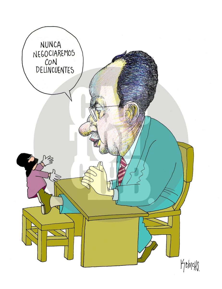 Un funcionario afirma que nunca negociará con delincuentes mientras un pequeño personaje encapuchado se sube a una silla frente a su escritorio, contrastando el discurso oficial con la magnitud real del problema.