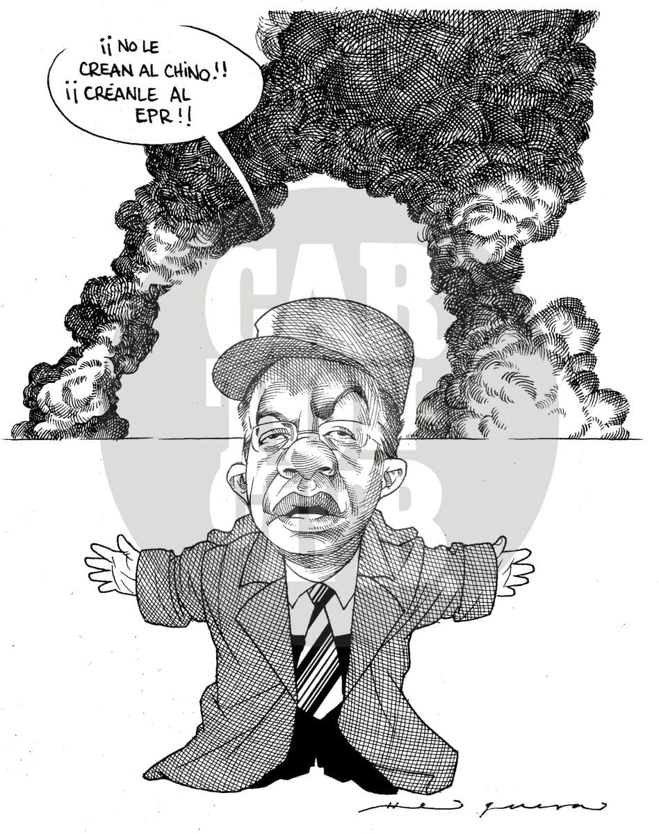 Un hombre con gorra grita frente a grandes columnas de humo que no crean en el chino sino en el EPR, aludiendo a los atentados contra instalaciones petroleras.