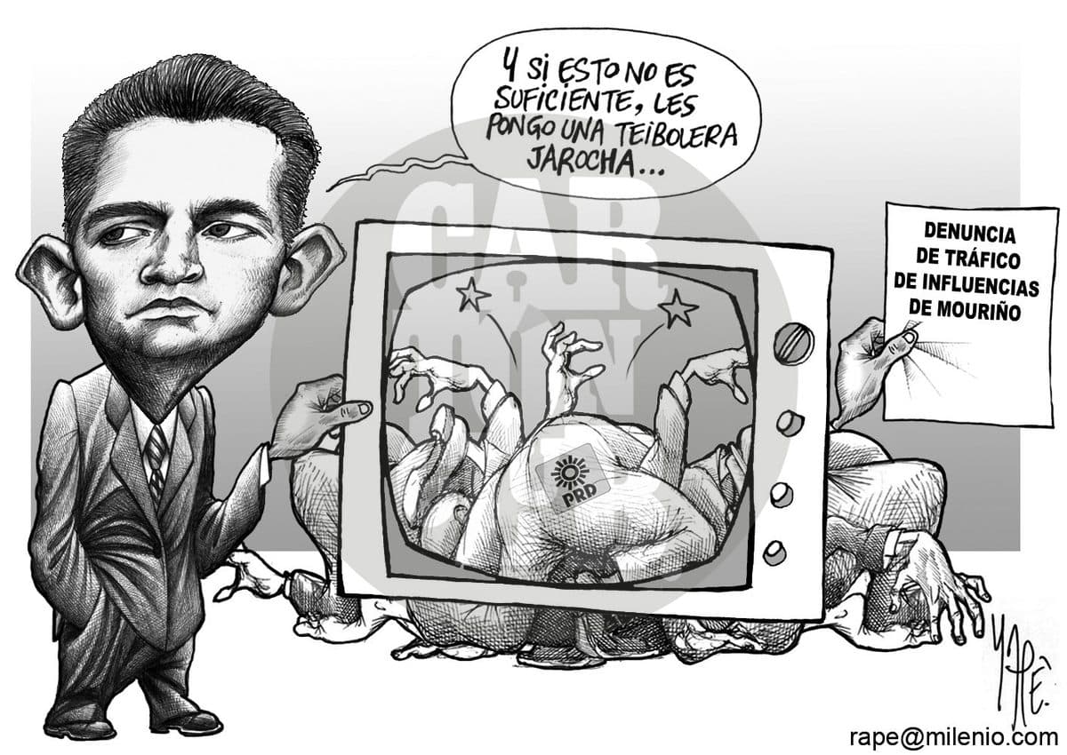 Un hombre transmite un espectáculo de lucha libre con luchadores del PRD en televisión para distraer de una denuncia de tráfico de influencias, en crítica al uso de la prensa para desviar la atención pública.