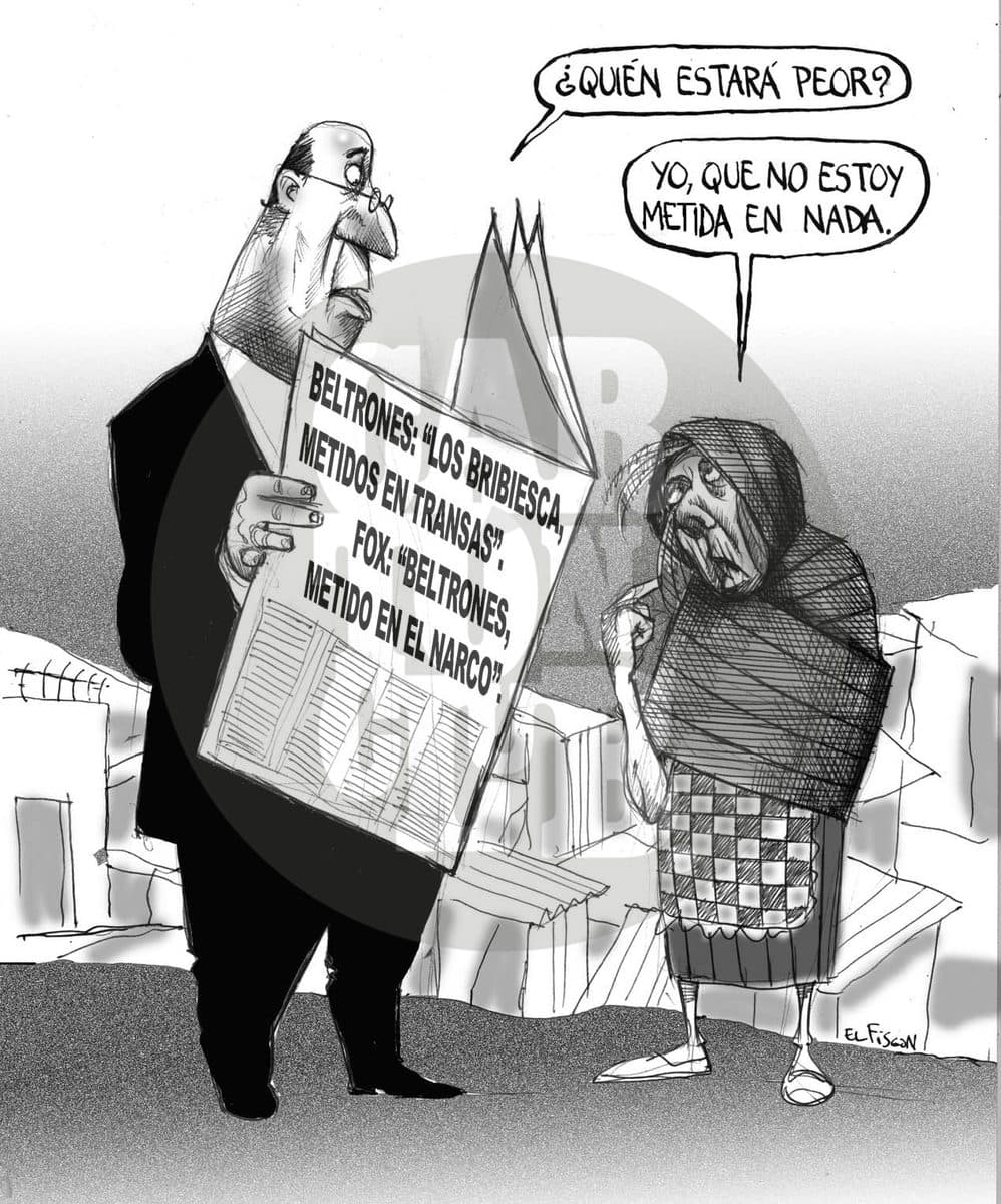 Un hombre lee un periódico con acusaciones cruzadas de corrupción y narcotráfico entre dos políticos mientras una mujer comenta que ella es la única no involucrada.
