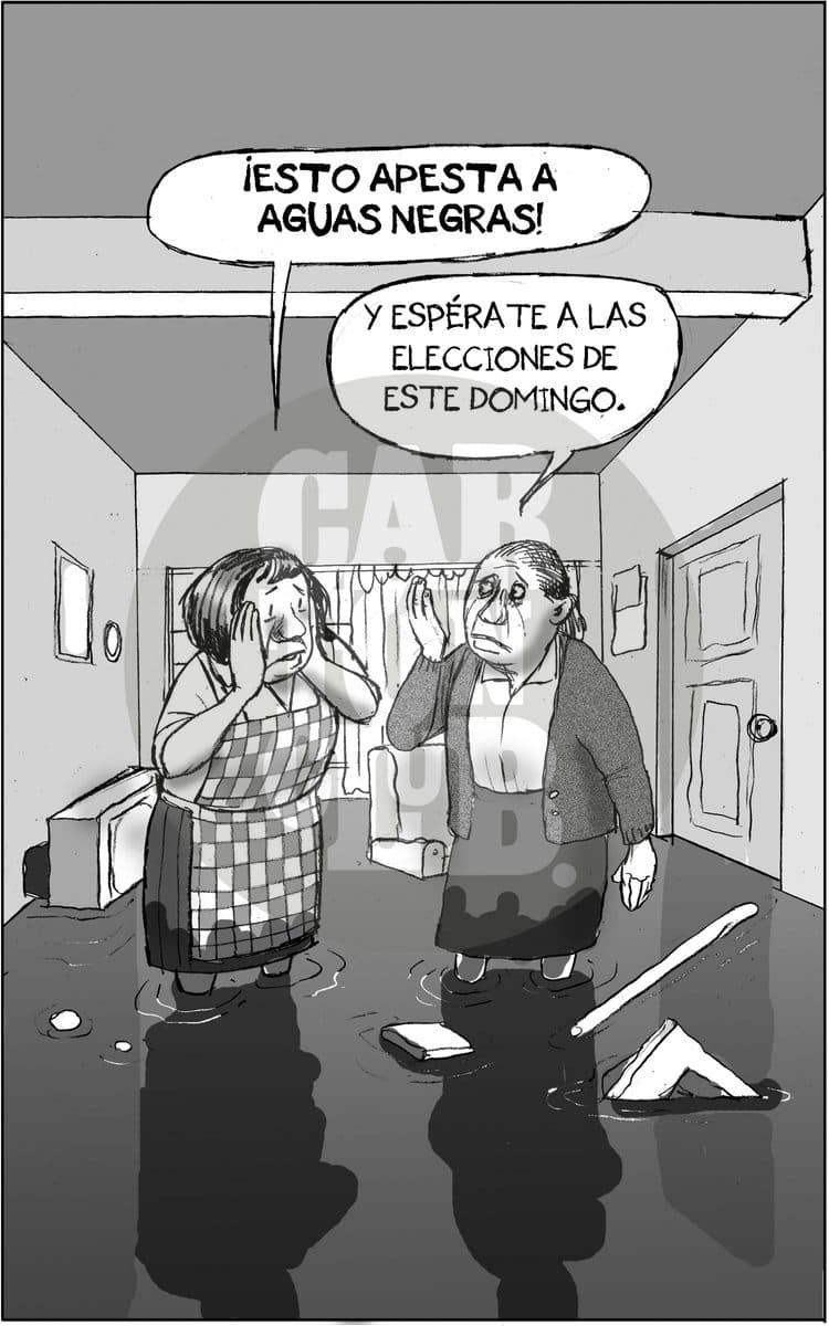 Dos mujeres en una casa inundada de aguas negras comentan que la situación empeorará con las elecciones del domingo, en crítica a la gestión de gobierno.