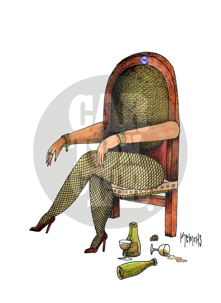 Una silla con el logotipo del PAN sostiene un cuerpo femenino sin cabeza rodeado de botellas de champán vacías, en alusión a un escándalo del partido.