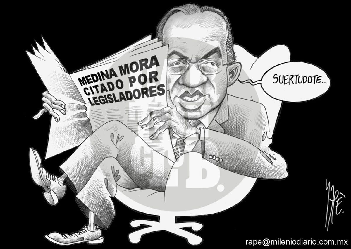 Un hombre recostado y relajado lee un periódico con el titular sobre otro funcionario citado por legisladores, mientras alguien le dice que tuvo suerte.