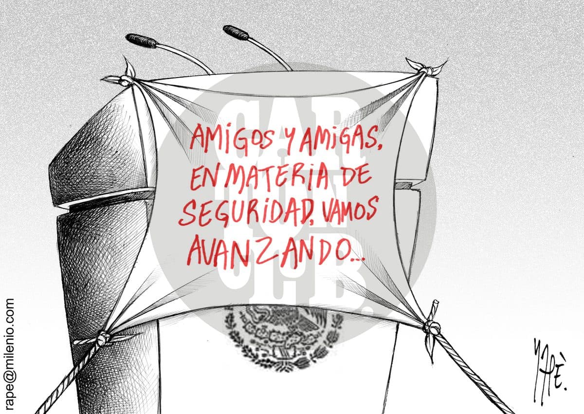 Un mandatario habla desde un podio con el escudo nacional afirmando que 'en materia de seguridad vamos avanzando', crítica al discurso oficial frente a la violencia persistente.