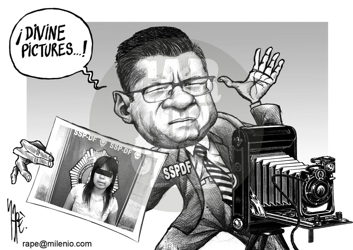 Un funcionario de la SSPDF sostiene una cámara antigua y celebra unas 'fotos divinas' mientras se muestra la imagen de una joven detenida con el rostro cubierto, sugiriendo un abuso de autoridad.