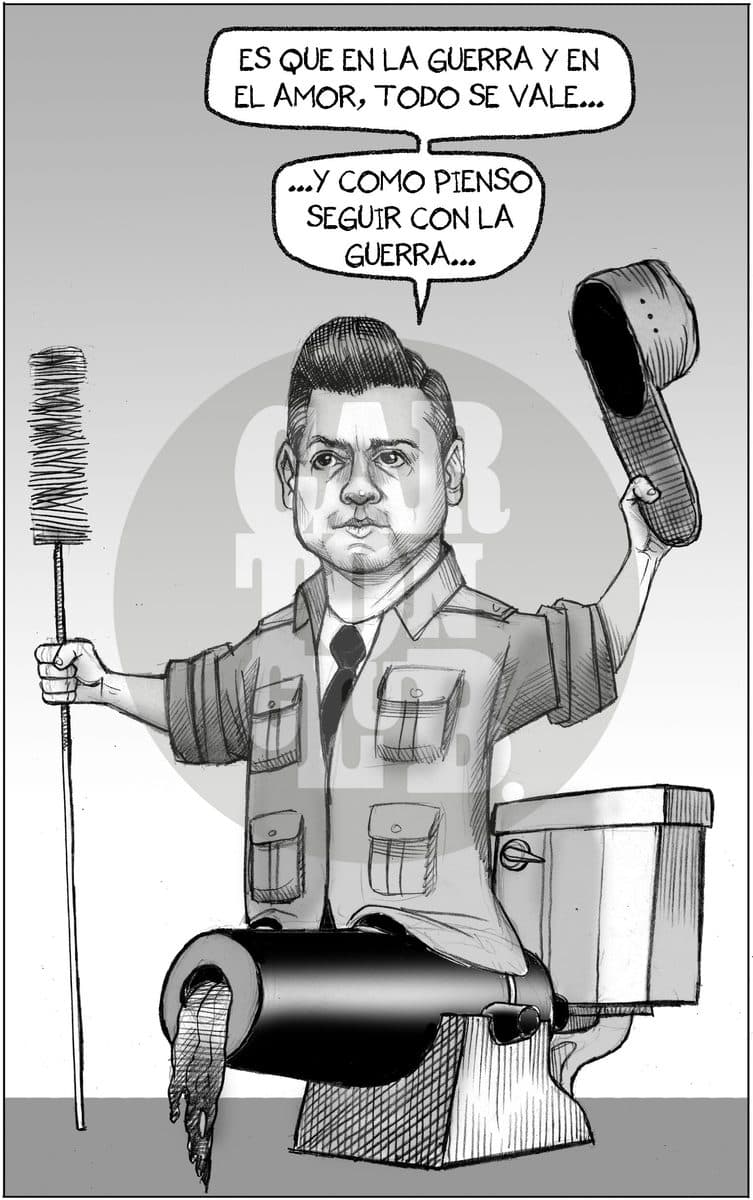 Un hombre uniformado sostiene un cañón hecho con un excusado y papel higiénico mientras dice que en la guerra y el amor todo se vale, aludiendo a una campaña electoral sucia.