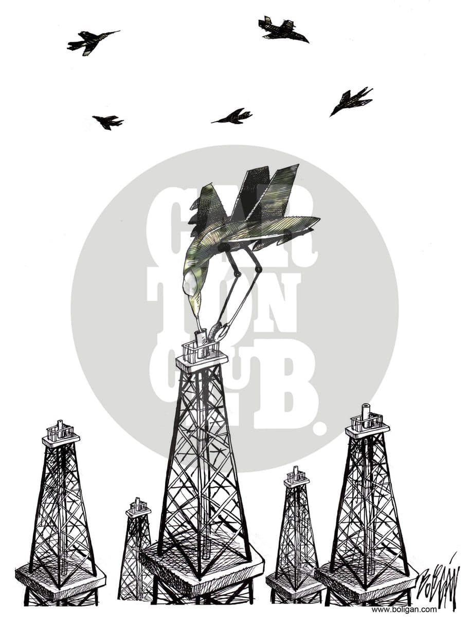 Un avión de combate con forma de colibrí bebe petróleo de una torre extractora rodeado de otros aviones en el cielo, aludiendo a las guerras motivadas por el control del petróleo.