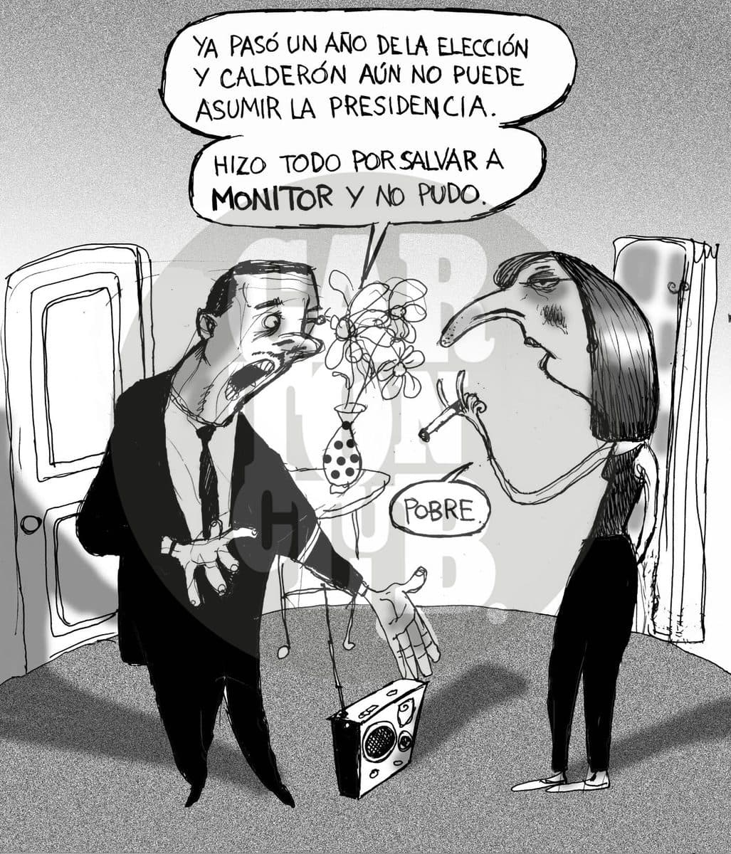 Una mujer comenta con ironía que, al cumplirse un año de la elección, el presidente hizo todo por salvar 'Monitor' sin lograrlo, mientras él sostiene una radio rota, en alusión al cierre de ese noticiario.