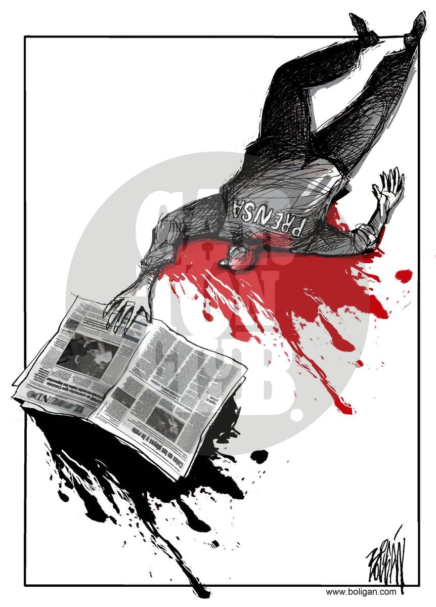 El cuerpo sin vida de un hombre con la palabra 'prensa' en la espalda yace sobre un gran charco de sangre junto a un periódico manchado de tinta, aludiendo a periodistas asesinados en México.