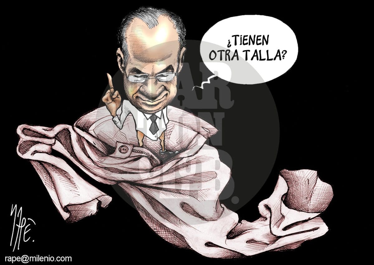 Un hombre envuelto en un gran manto rosado pregunta si hay otra talla disponible, sugiriendo que el cargo que ocupa le queda grande.