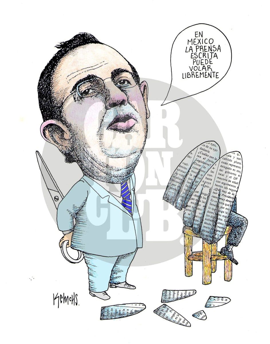 Un funcionario corta con tijeras una figura hecha de páginas de periódico mientras afirma que en México la prensa escrita vuela libremente, evidenciando la censura a la libertad de expresión.