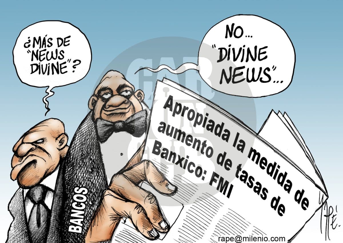Dos hombres leen un periódico sobre el aumento de tasas de Banxico avalado por el FMI y confunden distraídamente el nombre de la tragedia 'News Divine', ironizando sobre la prioridad que dan a las noticias financieras frente a una tragedia humana.
