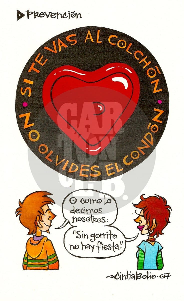 Un corazón rojo dentro de un sello circular recuerda usar condón si se va a tener relaciones sexuales, reforzado por el diálogo coloquial de dos jóvenes.