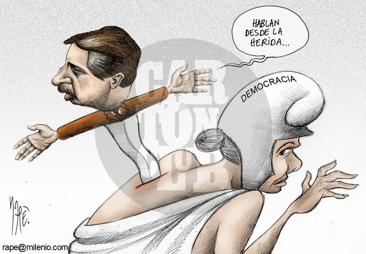 El cuerpo de un hombre forma el mango de un puñal clavado en la espalda de una figura con un casco con la palabra 'democracia', sugiriendo una traición a los principios democráticos.