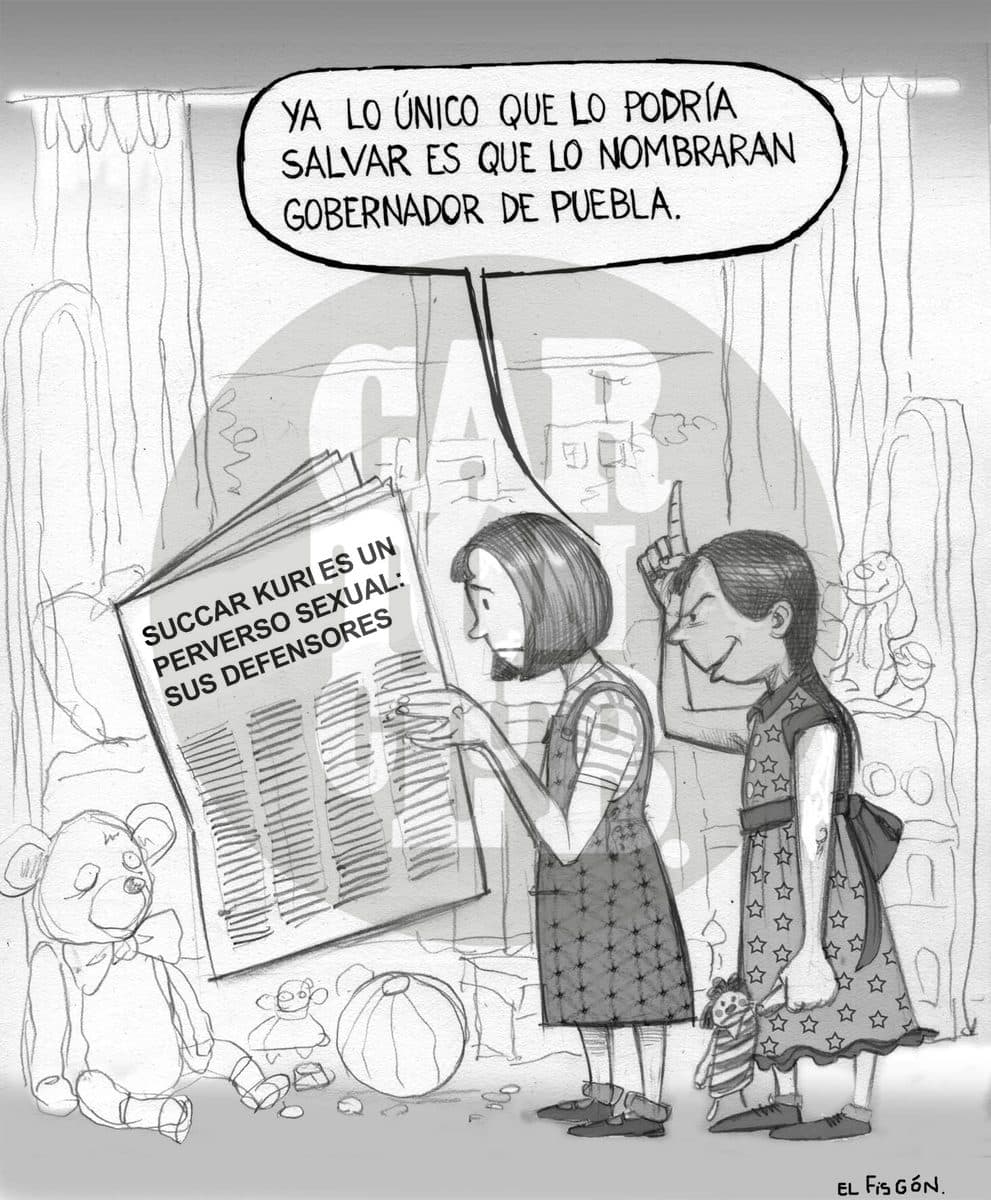 Dos niñas juegan con muñecos mientras leen un periódico sobre un caso de pederastia y comentan que solo un cargo de gobierno podría 'salvar' al señalado, aludiendo a la protección política a un depredador.