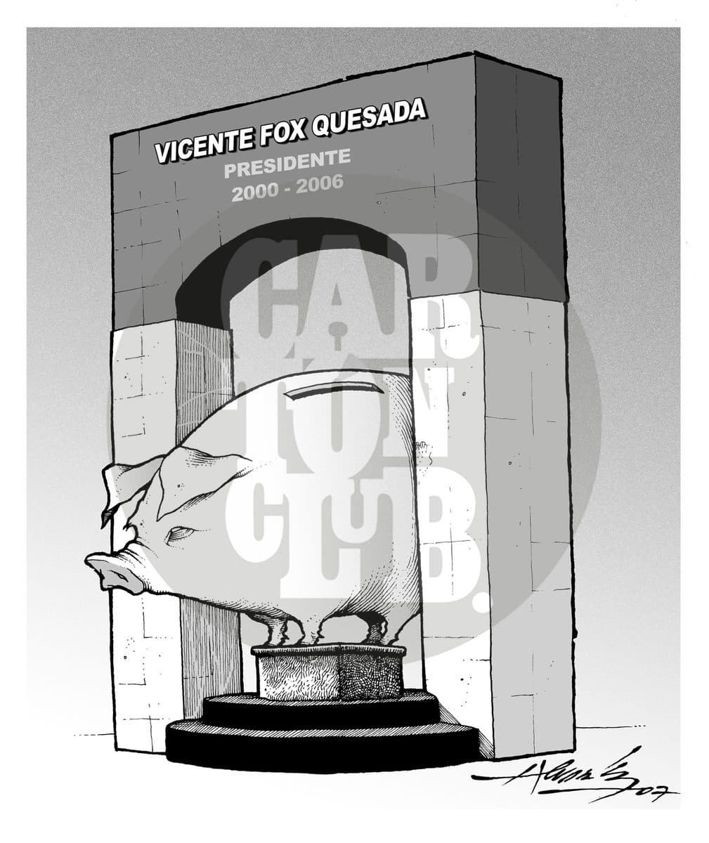 Una alcancía en forma de cerdo ocupa el lugar de una estatua bajo una placa que identifica a un expresidente y su periodo de gobierno, aludiendo al enriquecimiento durante el poder.