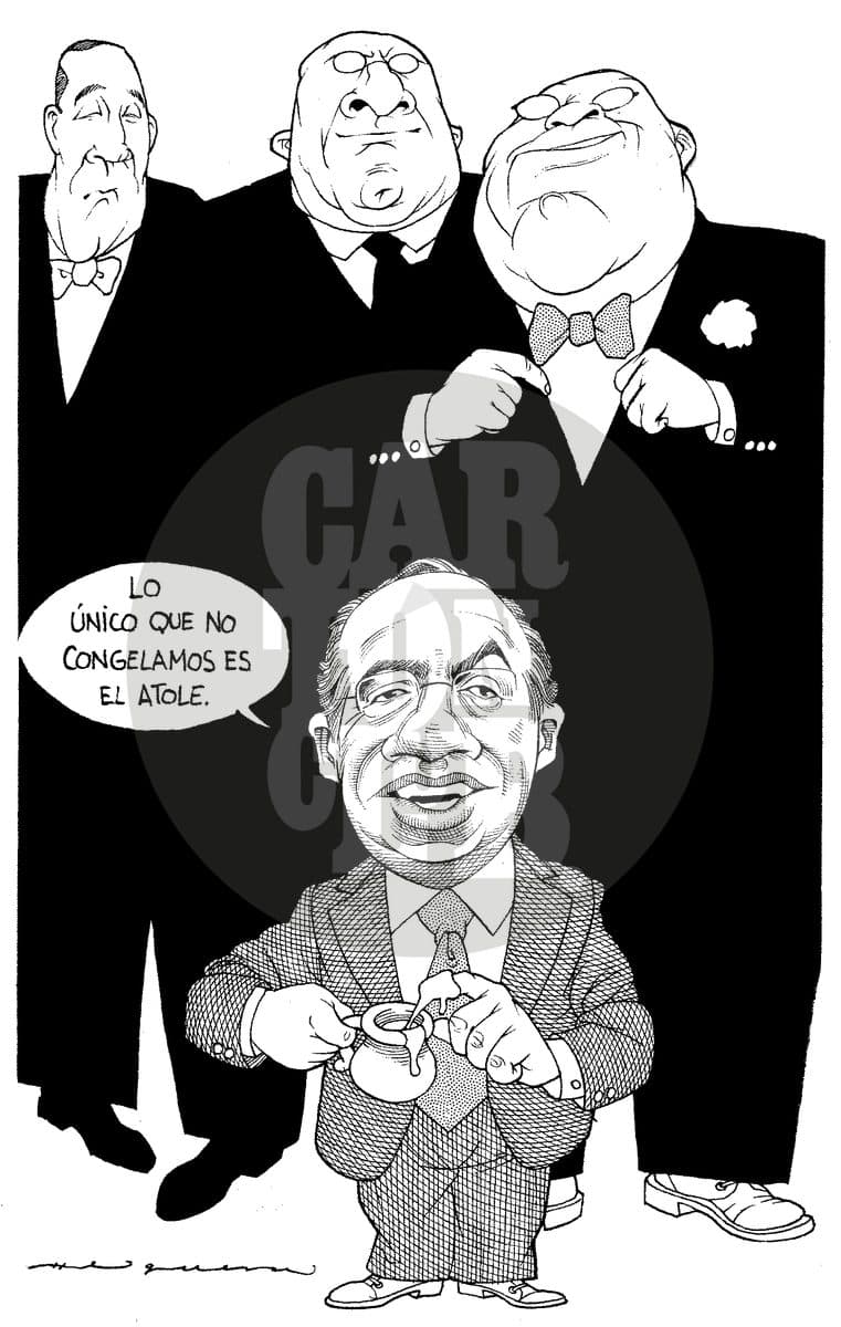 Tres hombres elegantemente vestidos se arreglan la corbata de moño mientras un funcionario comenta que lo único que no congelan es el atole, criticando el trato generoso hacia unos pocos durante la crisis económica.