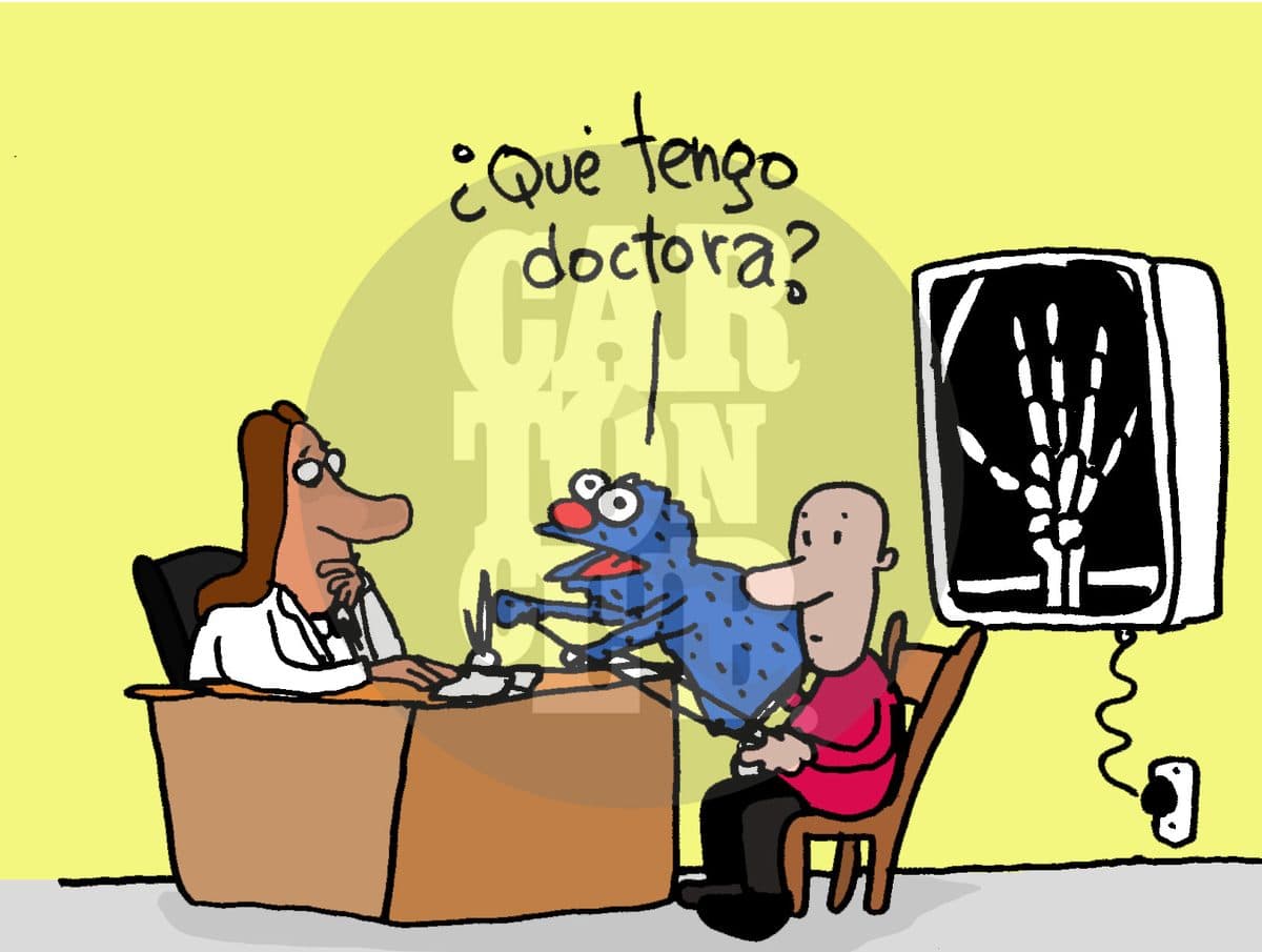 Un paciente acompañado de un personaje de peluche azul pregunta a la doctora qué padecimiento tiene, en una escena de consultorio médico.