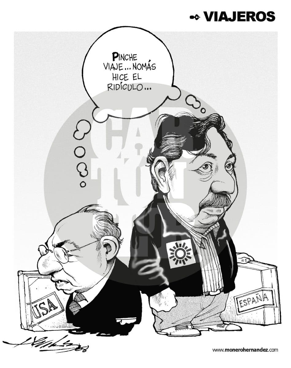 Dos hombres con maletas rotuladas 'USA' y 'España' regresan de un viaje, uno de ellos lamentando haber hecho el ridículo durante el mismo.
