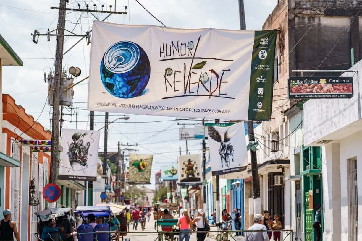 Manta de Humor ReVerde colgada sobre la calle José Martí