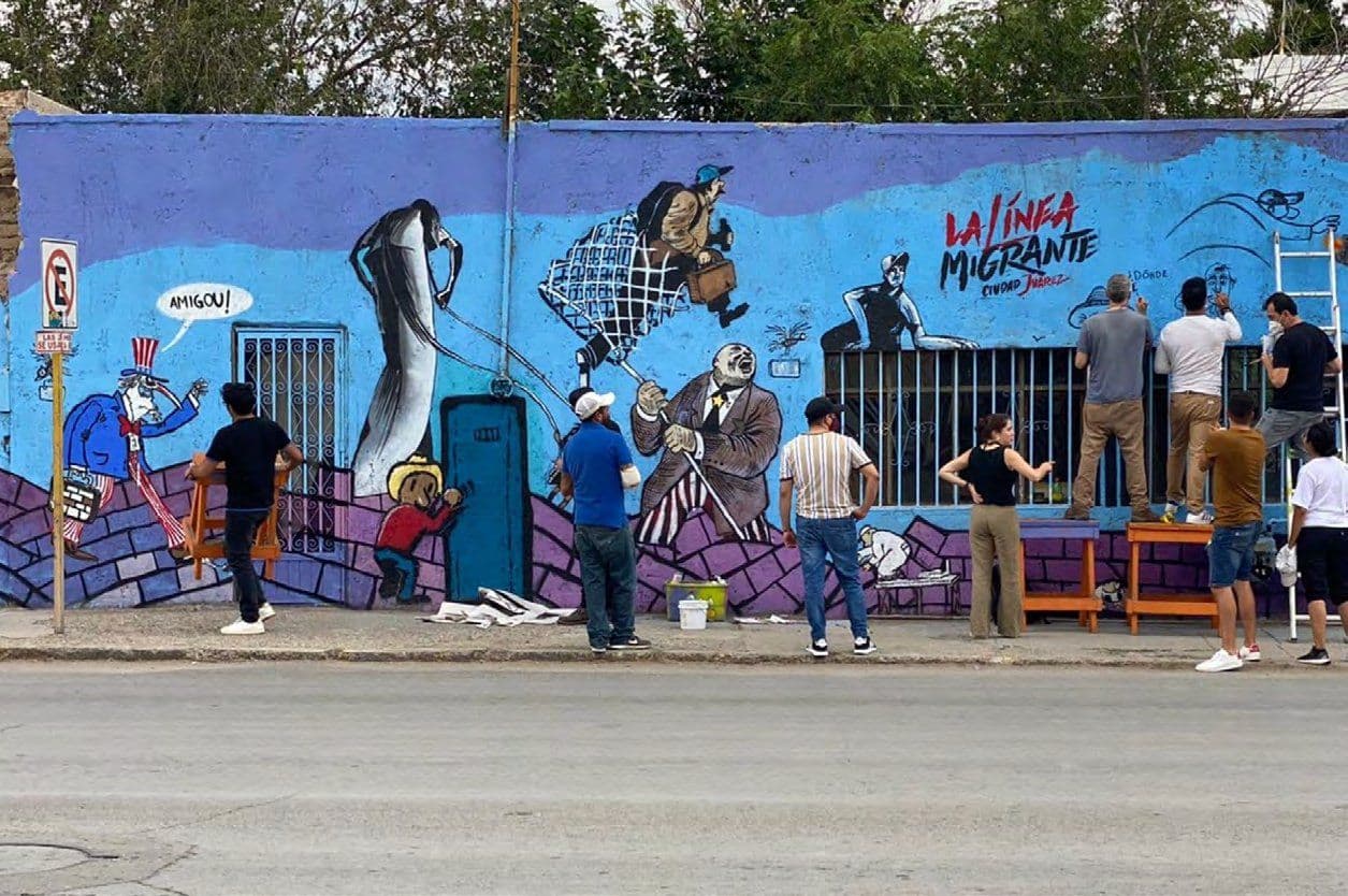 Mural La Línea Migrante terminado sobre la fachada, en Ciudad Juárez