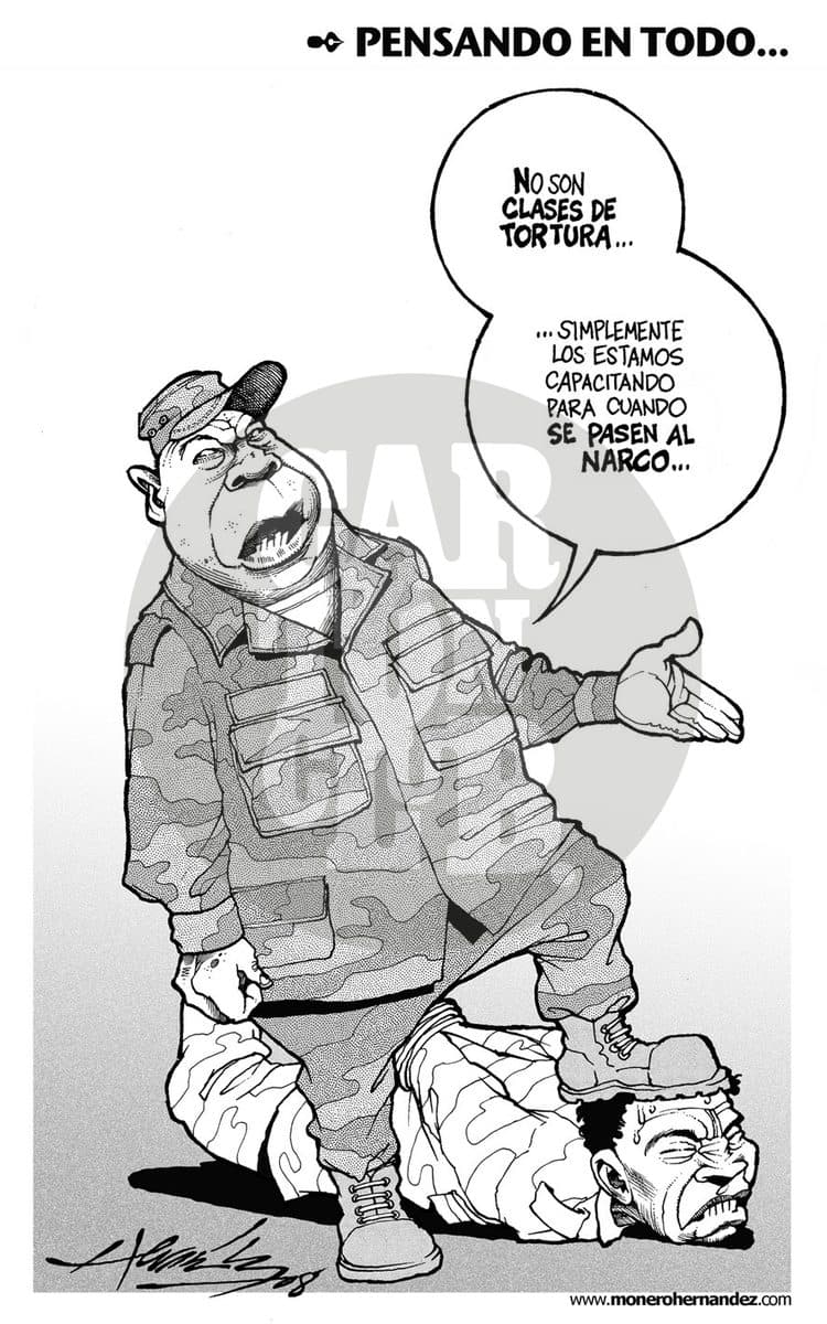 Un militar pisa la cabeza de otro soldado y afirma que no son clases de tortura sino capacitación, denunciando la violencia dentro de las fuerzas armadas.