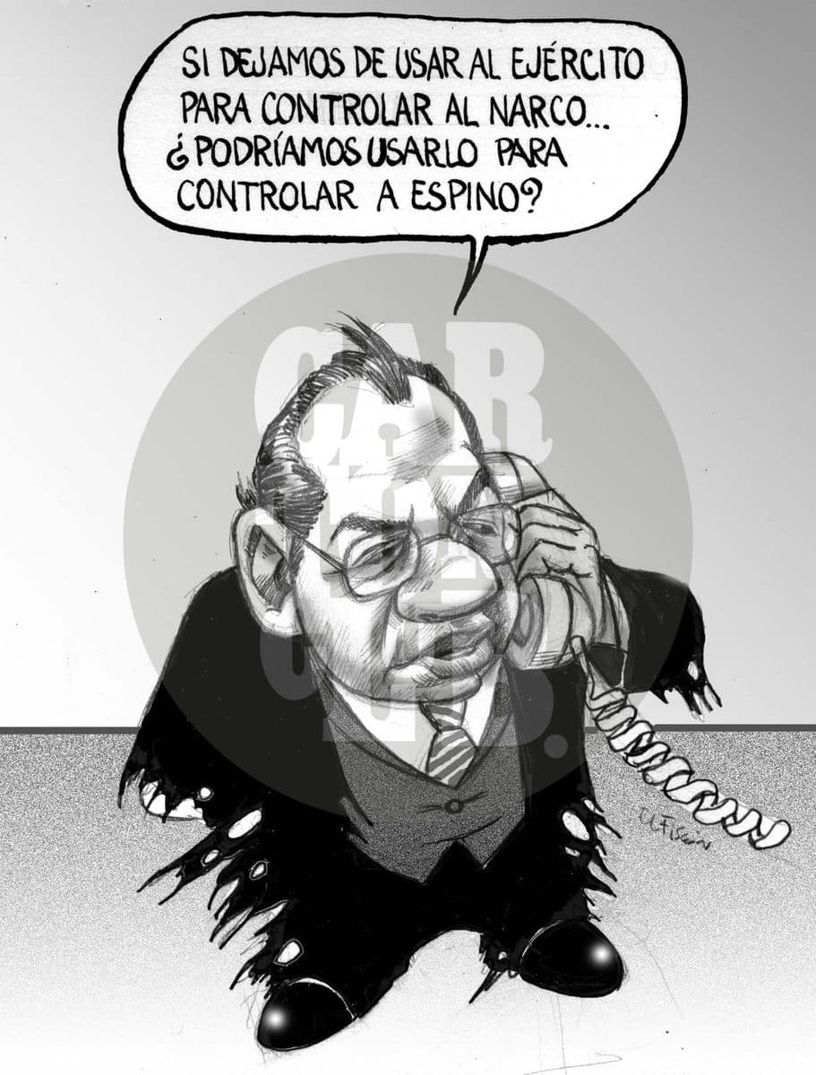 Un funcionario habla por teléfono preguntándose si, al dejar de usar al ejército contra el narco, podría usarlo para controlar a Espino, satirizando los conflictos internos del gobierno con su propio partido.