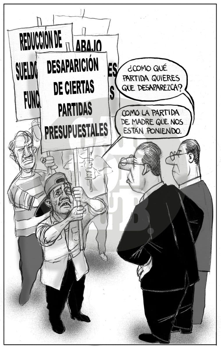 Manifestantes exigen reducción de sueldos y desaparición de partidas presupuestales mientras dos funcionarios ironizan sobre a cuál partida se refieren.